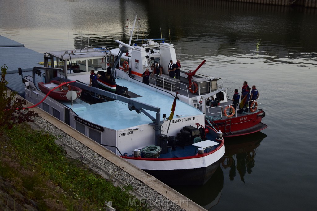 Havarie Wassereinbruch Motorraum beim Schiff Koeln Niehl Niehler Hafen P226.JPG - Miklos Laubert